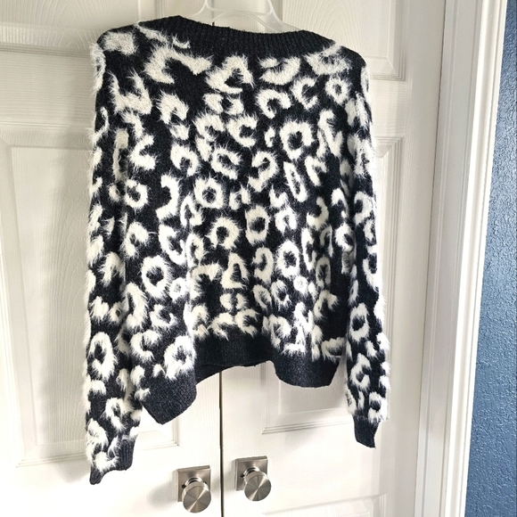 NWT Threaded Leaf Fuzzy V-Neck Cardigan w 3 Buttons, Gray & White Medium - Picture 4 of 11